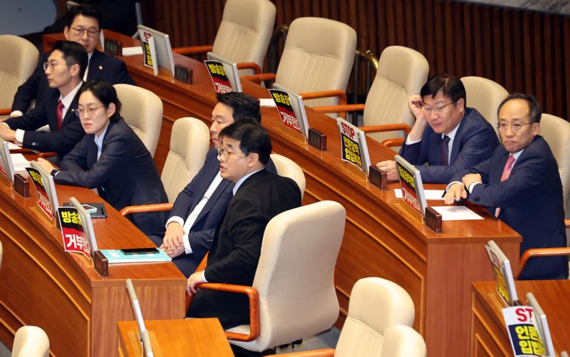 김용태 국민의힘 의원이 29일 국회 본회의장에서 '방송 4법' 중 한국교육방송공사법 일부개정법률안에 대한 무제한 토론을 국민의힘 의원들이 경청하고 있다. 여당이 '방송 4법' 처리를 저지하기 위해 필리버스터를 닷새째 이어간 가운데 야당은 30일 한국교육방송공사법개정안을 통과시켜 '방송 4법' 모두를 단독으로 통과시켰다. 사진=박범준 기자