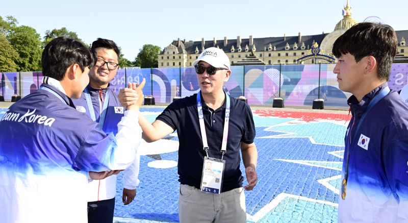 '양궁 대부' 정의선, 3연패 위업 남자 대표팀과 격한 축하