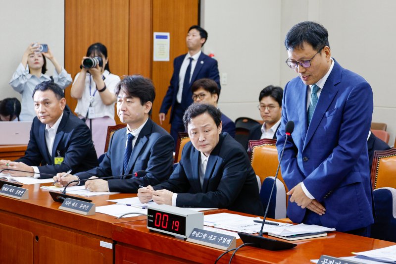 구영배 큐텐그룹 대표가 30일 서울 여의도 국회에서 열린 '티몬·위메프 사태' 관련 정무위원회 긴급현안질의에 출석해 고개 숙여 사과하고 있다. 뉴스1