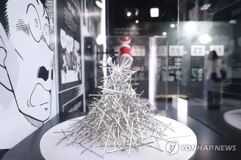 이게 바로 코난이 사용한 마취침 이게 바로 코난이 사용한 마취침 (서울=연합뉴스) 진연수 기자 = 30일 오후 서울 마포구 AK플라자 홍대에서 열린 연재 30주년 기념 명탐정 코난전에 만화 속 아이템이 전시되어 있다. 2024.7.30 jin90@yna.co.kr (끝)