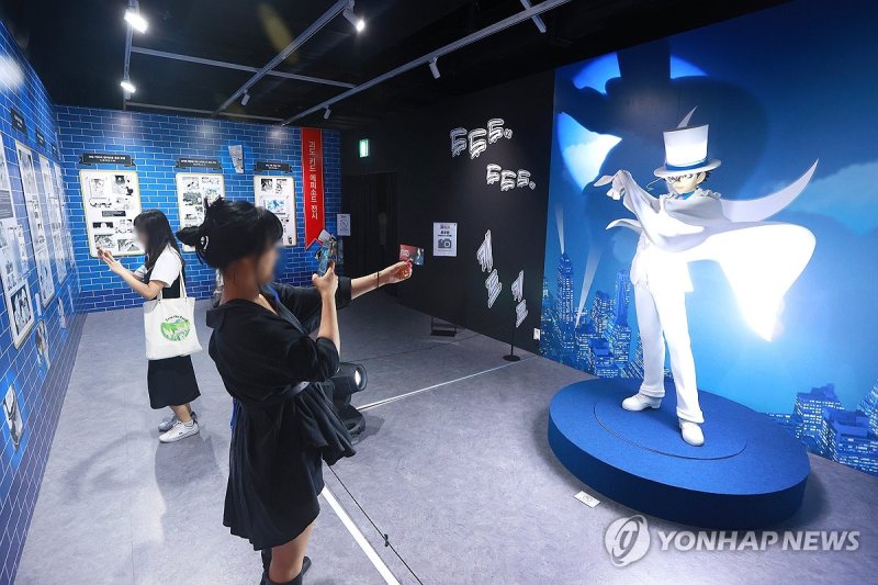 괴도키드의 등장 괴도키드의 등장 (서울=연합뉴스) 진연수 기자 = 30일 오후 서울 마포구 AK플라자 홍대에서 열린 연재 30주년 기념 명탐정 코난전을 찾은 관람객들이 전시를 둘러보고 있다. 2024.7.30 jin90@yna.co.kr (끝)