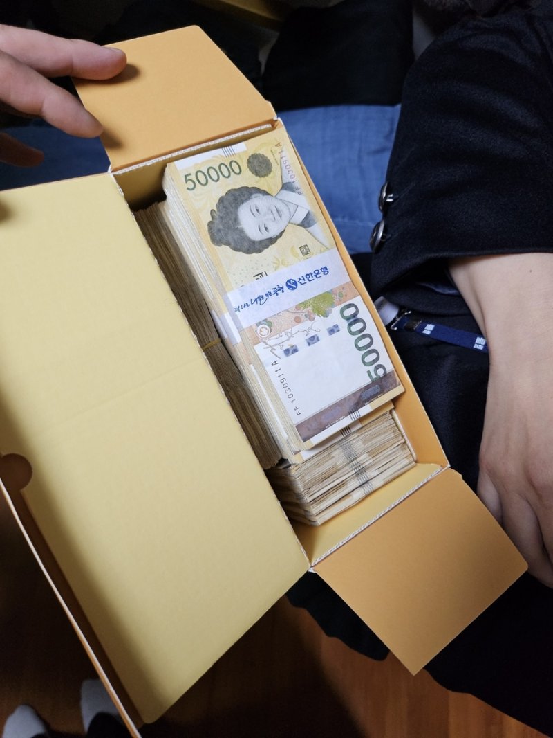 순살아파트 부른 감리담합…전관들 짬짜미 심사위원 뇌물매수(종합) 한 심사위원이 주거지 화장품 상자 안에 넣어두고 보관하던 현금 1억원 [서울중앙지검 제공. 재판매 및 DB 금지]