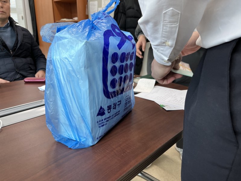 순살아파트 부른 감리담합…전관들 짬짜미 심사위원 뇌물매수(종합) 1억4천만원 상당의 현금이 든 채로 심사위원으로 활동한 한 교수의 연구실에서 발견된 쓰레기봉투. [서울중앙지검 제공. 재판매 및 DB 금지]