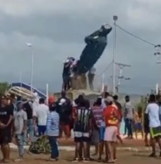 차베스상 깨부순 성난민심…대혼돈 베네수엘라에 이젠 총성까지(종합) 무너지는 차베스의 인물상 [엑스 캡처. 재판매 및 DB 금지]