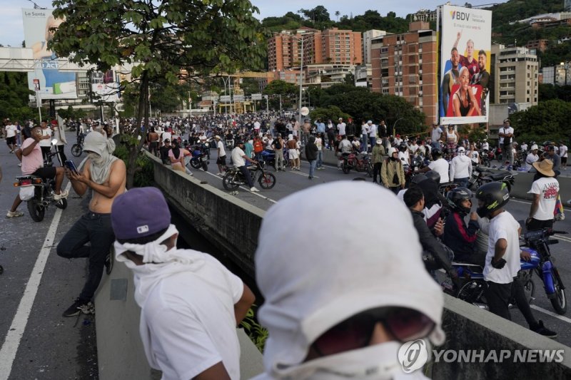 차베스상 깨부순 성난민심…대혼돈 베네수엘라에 이젠 총성까지(종합) 카라카스 도로 점령한 대선 불복 시위대 (카라카스 AP=연합뉴스) 29일(현지시간) 베네수엘라 대선 결과에 항의하는 시위대가 카라카스의 고속도로를 점거한 채 시위를 벌이고 있다. 베네수엘라 선거관리위원회는 지난 28일 치러진 대선에서 니콜라스 마두로 현 대통령이 승리했다고 발표했지만 부정 선거 의혹이 불거지면서 야권은 불복을 선언했다. 2024.07.30 passion@yna.co.kr (끝)