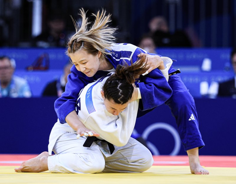 대한민국 유도 대표팀 김지수가 30일 오후(한국시간) 프랑스 파리 샹 드 마르스 아레나에서 진행된 2024 파리올림픽 유도 여자 63kg급 32강 경기에서 포르투칼의 바바라 티모와 경기를 펼치고 있다. 사진=뉴스1