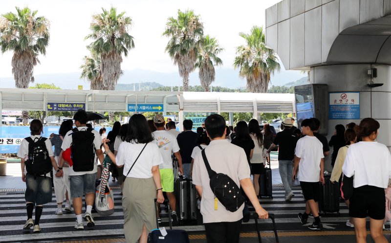 28일 오전 제주국제공항에 도착한 관광객들이 렌터카 하우스로 향하고 있다.2024.7.28./뉴스1 ⓒ News1 오미란 기자