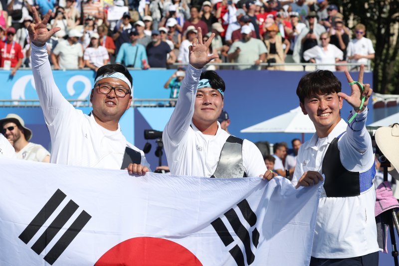 대한민국 양궁대표팀 김우진(왼쪽), 이우석, 김제덕이 30일(한국시간) 프랑스 파리 앵발리드에서 열린 2024 파리올림픽 양궁 남자 단체전 결승 프랑스와의 경기에서 금메달을 확정지은 후 기뻐하고 있다.사진=뉴스1