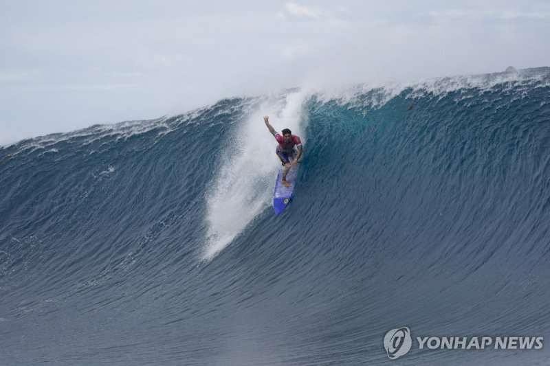 파도 가르며 내려오는 가브리엘 메디나 선수 (출처=연합뉴스)