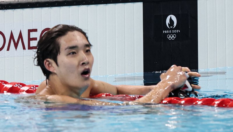 대한민국 수영대표팀 김우민이 28일(한국시간) 프랑스 파리 라데팡스에서 열린 남자 400m 자유형 결승 경기를 마친 후 기록을 확인하고 있다 / 사진 = 뉴스1