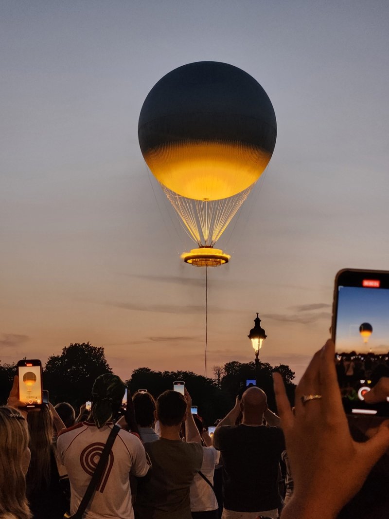 밤 10시엔 하늘로 (파리=연합뉴스) 송진원 특파원 = 29일(현지시간) 저녁 프랑스 파리 중심의 튈르리 정원 내 올림픽 성화대가 지상 60ｍ 높이에 떠 있는 모습. san@yna.co.kr 2024.07.29.