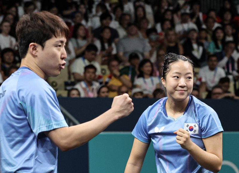 "4-0 완승"...임종훈-신유빈, 탁구 혼성 복식 동메달 [파리올림픽]