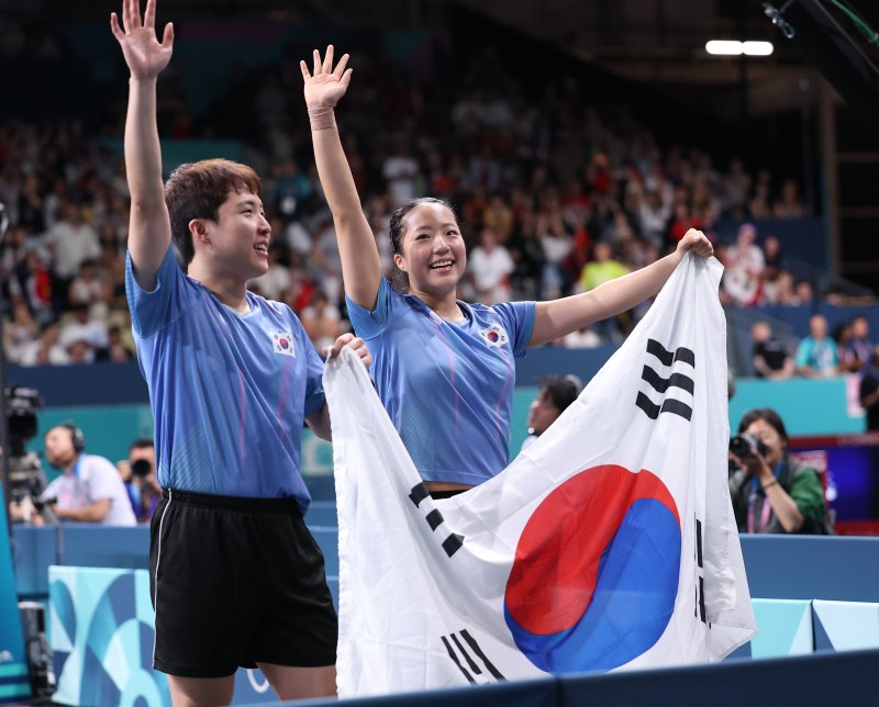 신유빈과 임종훈 선수가 30일(현지시간) 프랑스 파리 사우스 파리 아레나4에서 열린 2024 파리 올림픽 탁구 혼합복식 동메달 결정전에서 홍콩 웡춘팅-두호이켐과 대결에서 승리를 거둔 뒤 기뻐하고 있다. 연합뉴스