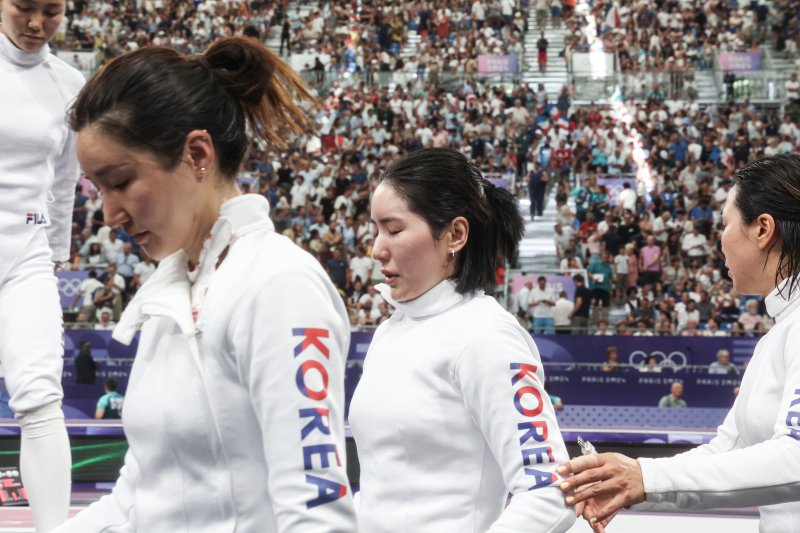 대한민국 펜싱 대표팀 강영미, 이혜인, 최인정, 송세라 선수가 30일 오후(한국시간) 프랑스 파리 그랑 팔레에서 열린 2024 파리올림픽 펜싱 여자 에페 단체 8강 프랑스와의 경기를 패배한 후 경기장을 나서고 있다. / 사진 = 뉴스1