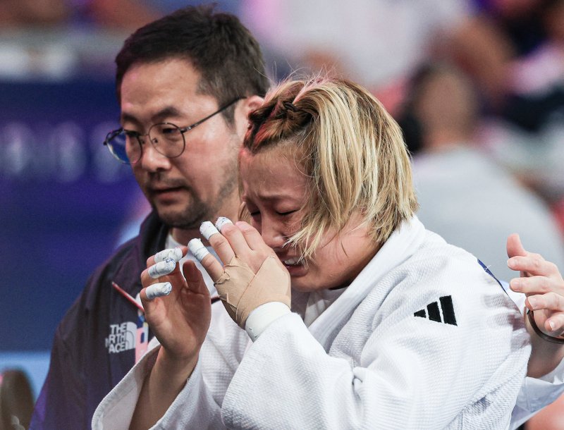 (파리(프랑스)=뉴스1) 박정호 기자 = 대한민국 유도대표팀 김지수 선수가 30일 오후(한국시간) 프랑스 파리 샹 드 마르스 아레나에서 열린 2024 파리올림픽 유도 여자 -63kg 패자부활전 오스트리아 루브자나 피오베사나 선수와의 경기에서 패배한 후 경기장을 나서고 있다. 2024.7.30/뉴스1 /사진=뉴스1화상