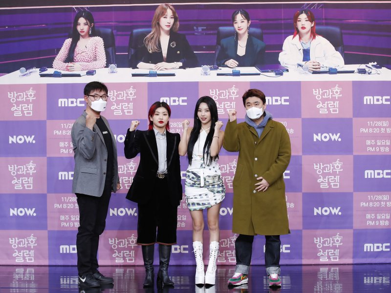 강영선 CP(왼쪽부터), 아이키, (여자)아이들 소연, 박상현 PD가 25일 서울 마포구 MBC 1층 골든마우스홀에서 열린 MBC 새 예능 걸그룹 오디션 프로젝트 ‘방과후 설렘’의 제작발표회에 참석해 포즈를 취하고 있다. 이날 옥주현은 지각으로 인해 단체 사진을 촬영하지 못했다. 2021.11.25/뉴스1 ⓒ News1 권현진 기자