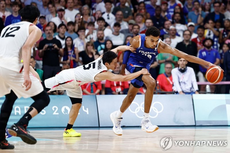 ‘신인류’ NBA 빅토르 웸반야마의 프랑스, 일본 꺾고 2연승 … 일본은 2연패