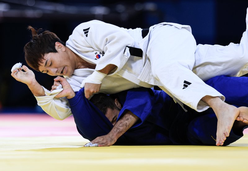 대한민국 유도대표팀 이준환 선수가 30일 오후 (한국시간) 프랑스 파리 샹 드 마르스 아레나에서 진행된 2024 파리올림픽 유도 남자 -81kg 토너먼트 32강 경기에서 모로코의 아츠라프 무티 선수와 자웅을 겨루고 있다. 2024.7.30/뉴스1 ⓒ News1 박정호 기자 /사진=뉴스1