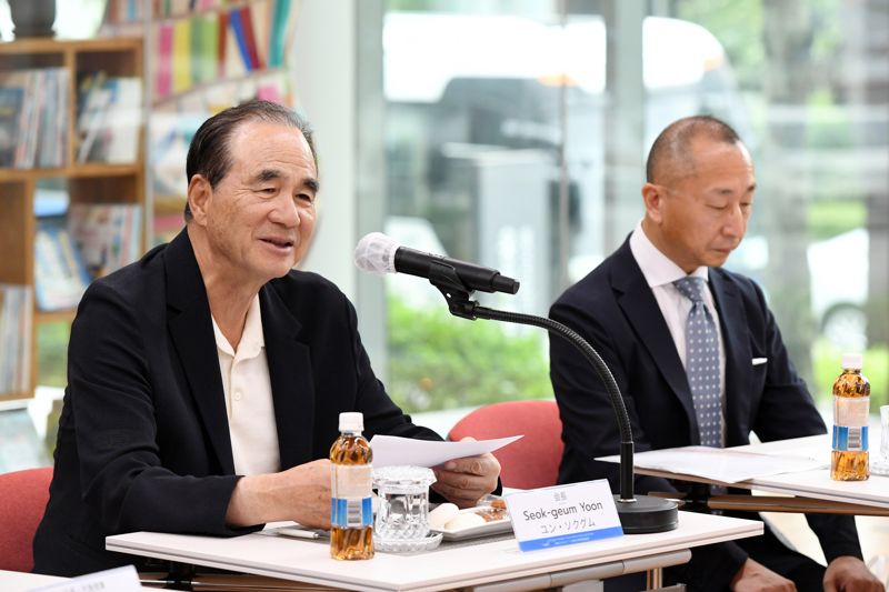 간담회장에서 발언 중인 윤석금 웅진그룹 회장(사진 왼쪽)과 경청 중인 히라노 코지 히라노 학교법인 이사장(사진 오른쪽). 웅진씽크빅 제공