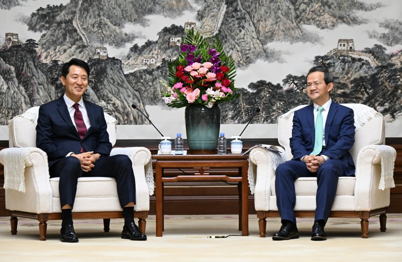 오세훈 서울시장이 중국 베이징시장을 만났다. 양국 수도 고위급 만남은 6년만이다. 오세훈 서울시장(왼쪽)이 7월 30일 베이징 인민정부청사에서 인융 베이징시장과 면담하고 있다. 서울시 제공