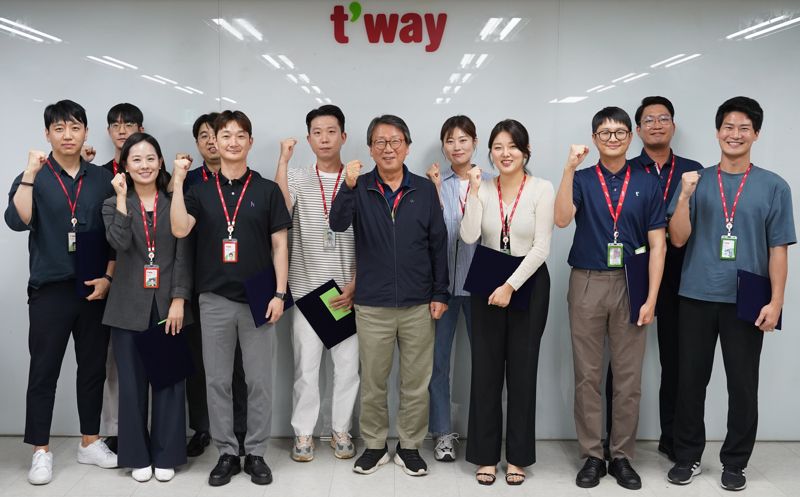 지난 30일 서울 강서구 김포공항 화물청사 티웨이항공에서 임직원들이 수상 후 기념사진 촬영을 하고 있다. 티웨이 항공 제공