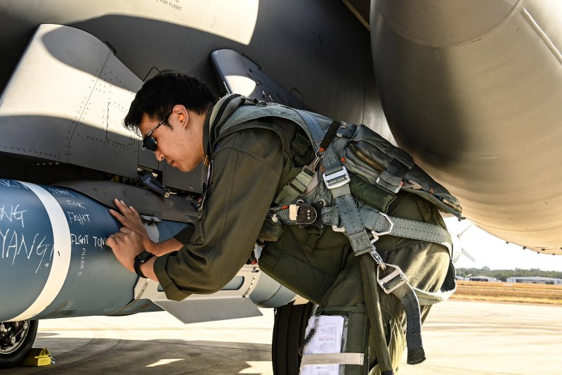 공군 F-15K, 필리핀 공군 FA-50PH와 호주 다윈 기지 상공서 우정 비행