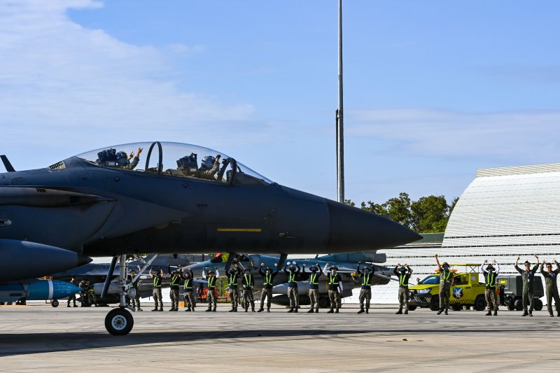 공군 F-15K, 필리핀 공군 FA-50PH와 호주 다윈 기지 상공서 우정 비행