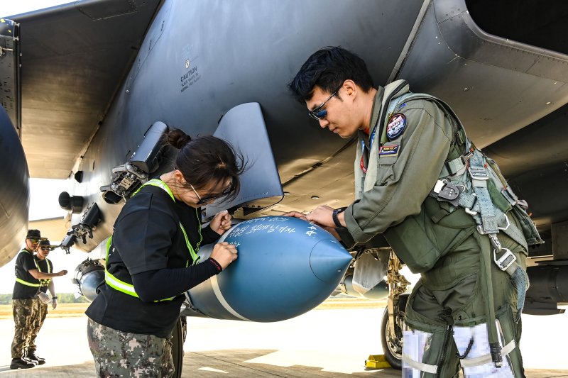 공군 F-15K, 필리핀 공군 FA-50PH와 호주 다윈 기지 상공서 우정 비행