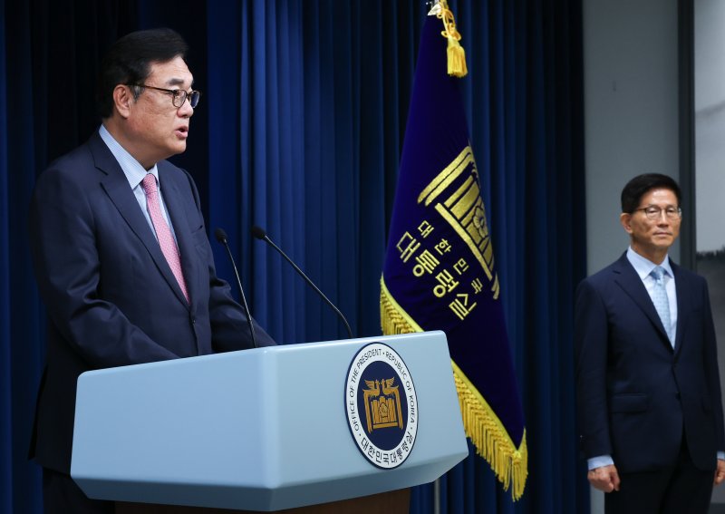 정진석 비서실장이 7월 31일 서울 용산 대통령실 청사에서 윤석열 대통령의 정무직 인선 브리핑을 하고 있다. 오른쪽은 고용노동부 장관 후보자로 지명된 김문수 경제사회노동위원장. /사진=뉴시스화상