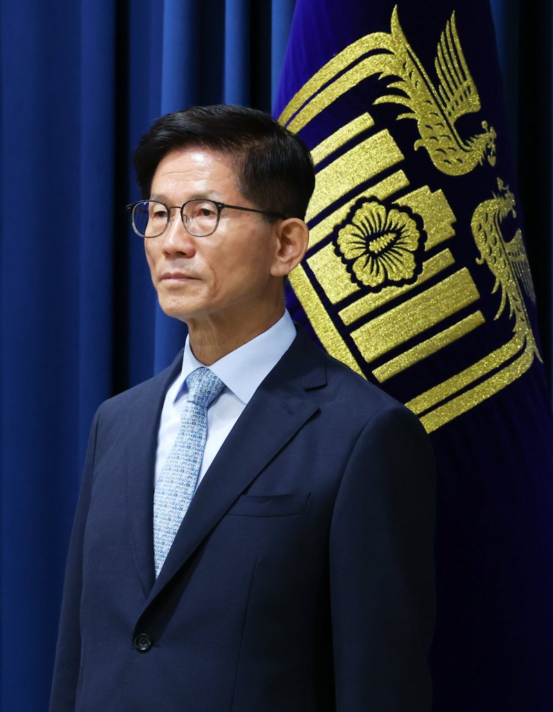 [서울=뉴시스] 최진석 기자= 고용노동부 장관 후보자로 지명된 김문수 경제사회노동위원장이 31일 서울 용산 대통령실 청사에서 정진석 비서실장의 윤석열 대통령의 정무직 인선 브리핑을 경청하고 있다. 2024.07.31. myjs@newsis.com