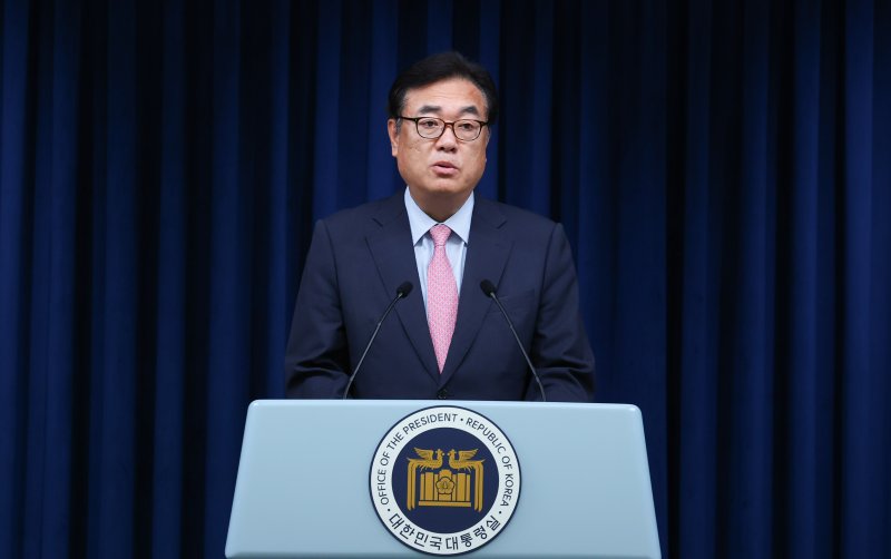 [서울=뉴시스] 최진석 기자= 정진석 비서실장이 31일 서울 용산 대통령실 청사에서 윤석열 대통령의 정무직 인선 브리핑을 하고 있다. 이날 윤 대통령은 고용노동부 장관 후보자로 김문수 경제사회노동위원장을 지명했다. 2024.07.31. myjs@newsis.com