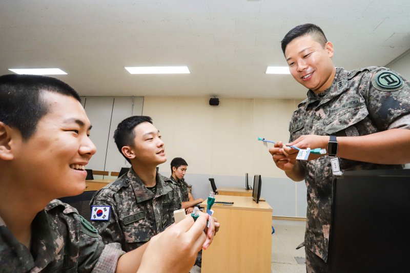 육군이 올해 전반기 ’예비역의 현역 재임용 제도‘를 통해 군에 재임용한 인원들이 전년 대비 30% 증가했다고 7월 31일 밝혔다. 사진은 재임용 제도로 선발돼 중대원에게 주특기 교육을 실시하는 박정욱 소령(진). 사진=육군 제공