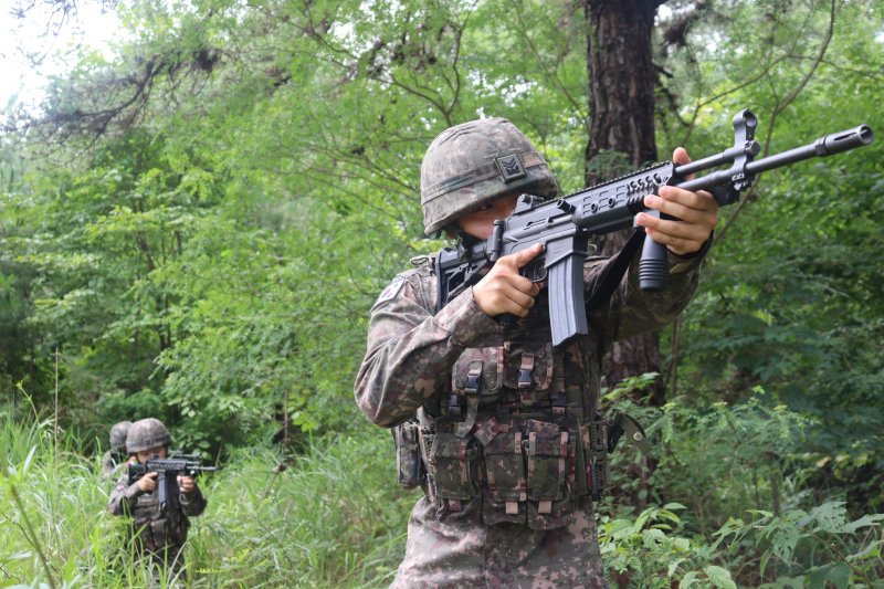 육군이 올해 전반기 ’예비역의 현역 재임용 제도‘를 통해 군에 재임용한 인원들이 전년 대비 30% 증가했다고 7월 31일 밝혔다. 사진은 재임용 제도로 선발돼 경수색반 팀원들과 함께 훈련하는 조재희 중사. 사진=육군 제공