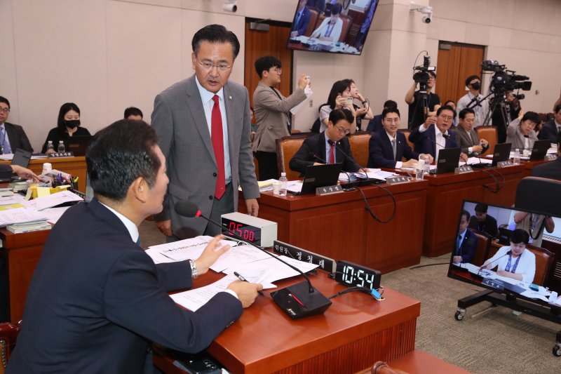 유상범 국민의힘 의원(여당 간사)이 31일 오전 국회에서 열린 법제사법위원회 전체회의에서 정청래 법사위원장 의사 진행에 항의하고 있다. 뉴스1