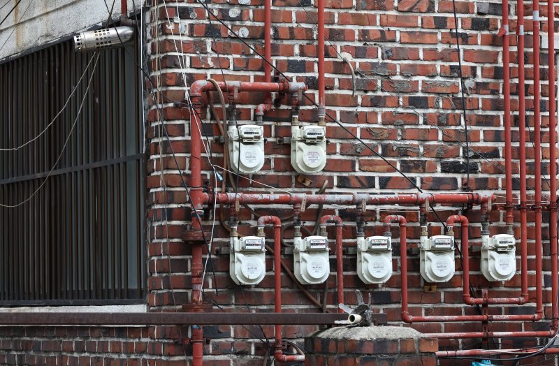 [서울=뉴시스] 김금보 기자 = 5일 서울시내 한 주택가에 가스계량기가 설치돼 있다.한국가스공사는 다음 달 1일부터 일반용 도매요금 기준 도시가스 주택용 도매요금을 MJ(메가줄) 당 1.41원 인상한다. 서울시 4인 가구 기준 주택용 가스요금은 월 약 3770원 증가할 것으로 예상된다. 2024.07.05. kgb@newsis.com