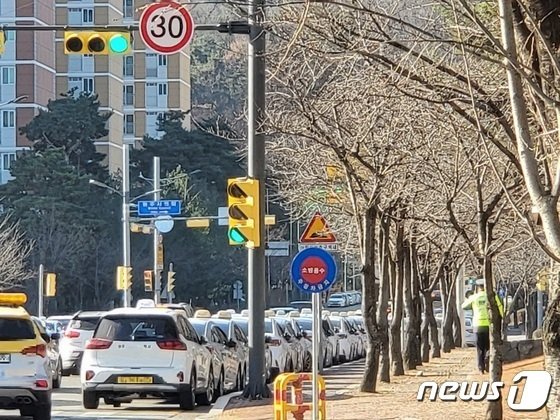 원주시청 앞에 서 있는 택시. 뉴스1