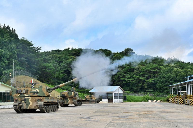 포병학교 장병들이 '육군 국제과정'에 참가한 교육생들에게 K9자주포 운용시범을 보이고 있다. 육군 제공