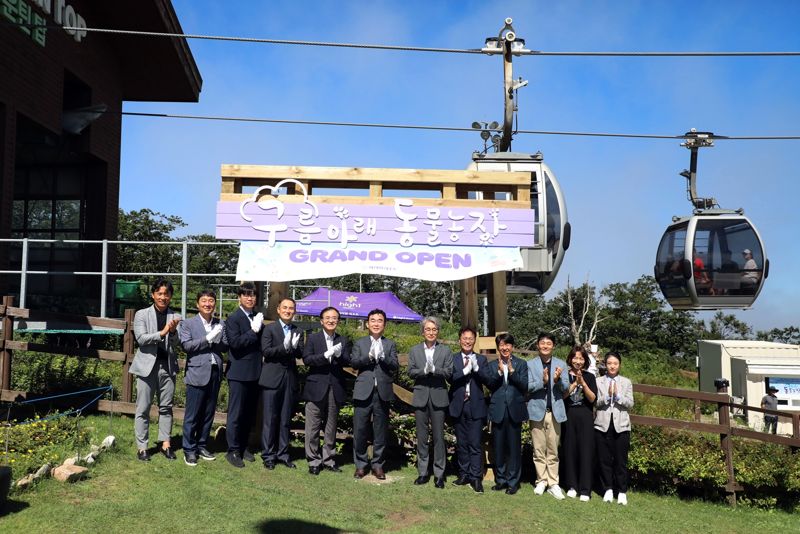 31일 '하이원 구름아래 동물농장' 개장식에서 최철규 강원랜드 대표이사 직무대행(왼쪽 여섯번째) 등 임직원이 단체 기념촬영을 하고 있다. 강원랜드 제공