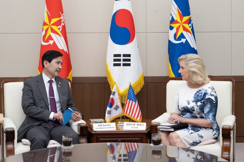 김선호 국방부 차관과 크리스틴 워머스 미국 육군성장관. 사진=국방부 제공