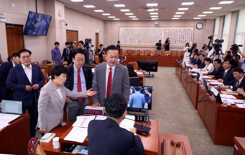 유상범 국민의힘 법제사법위원회 간사와 의원들이 31일 오전 국회에서 열린 전체회의에서 정청래 위원장에게 의사 진행 관련 항의를 하고 있다. 뉴시스