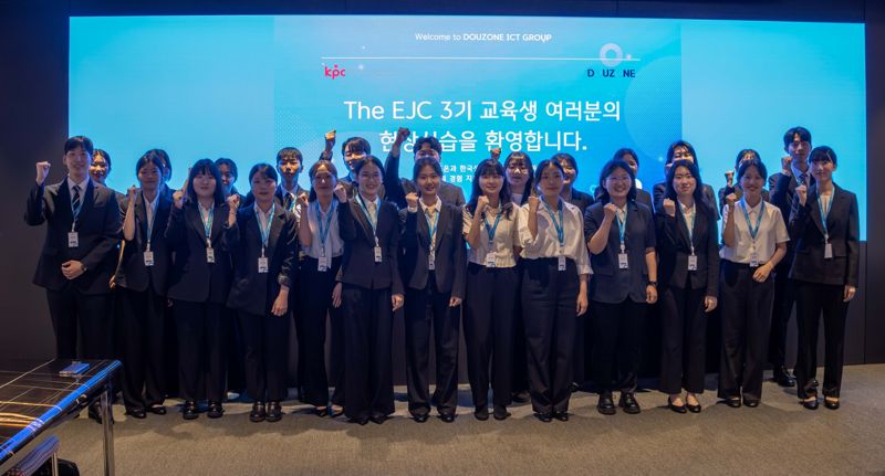 더존비즈온과 한국생산성본부(KPC)의 'The EJC(ERP 주니어 컨설턴트)' 프로그램에 참여한 제3기 교육생들이 지난 5월 현장실습 첫날 환영식에서 기념촬영을 하고 있다. 더존비즈온 제공