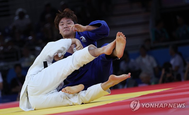 한국 유도 대표팀 이준환이 7월 31일 새벽(한국시간) 프랑스 파리 아레나 샹드마르스에서 열린 2024 파리올림픽 유도 남자 81kg급 동메달 결정전에서 벨기에의 마티아스 카스와 겨루고 있다. 연합뉴스