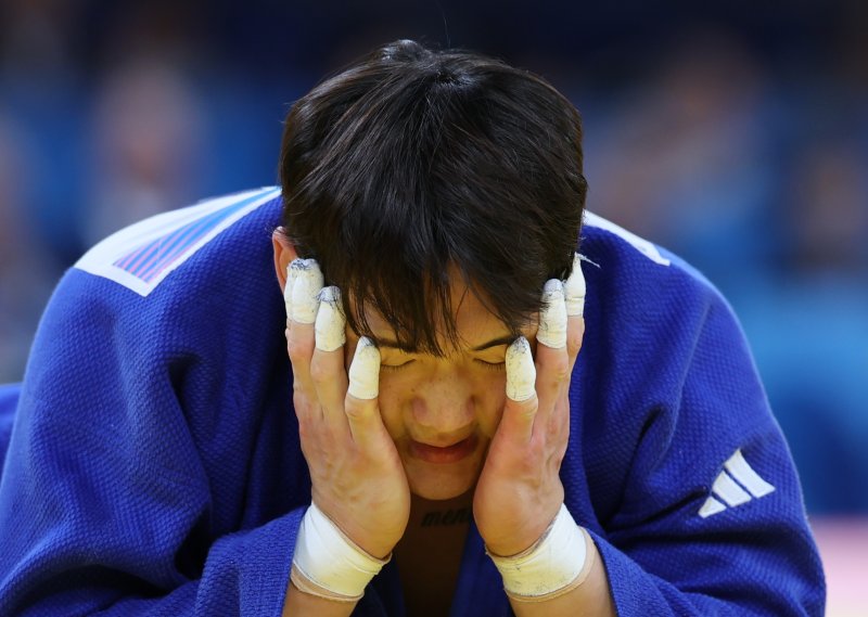 한주엽, 8강에서 안다리후리기 한판패 (파리=연합뉴스) 임화영 기자 = 2024 파리올림픽 유도 남자 90kg급 8강전에 출전한 한주엽이 31일(현지시간) 프랑스 파리 아레나 샹드마르스에서 조지아의 라샤 베카우리에게 안다리후리기 한판패를 당한 뒤 아쉬워하고 있다. 2024.7.31 hwayoung7@yna.co.kr (끝)