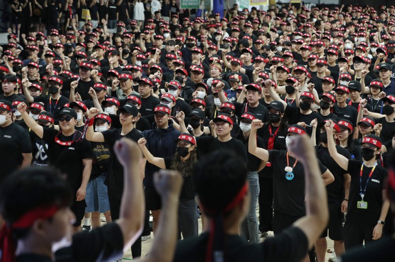 전국삼성전자노동조합 조합원들이 지난 22일 오전 경기 용인시 기흥구 삼성세미콘스포렉스에서 열린 총파업 승리궐기대회에서 구호를 외치고 있다. 뉴스1