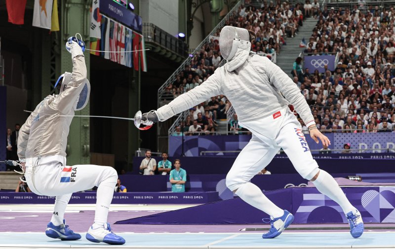 대한민국 펜싱 대표팀 오상욱이 31일(한국시간) 프랑스 파리 그랑 팔레에서 열린 2024 파리올림픽 펜싱 남자 사브르 단체 4강 경기에서 프랑스와 맞대결을 펼치고 있다. / 뉴스1