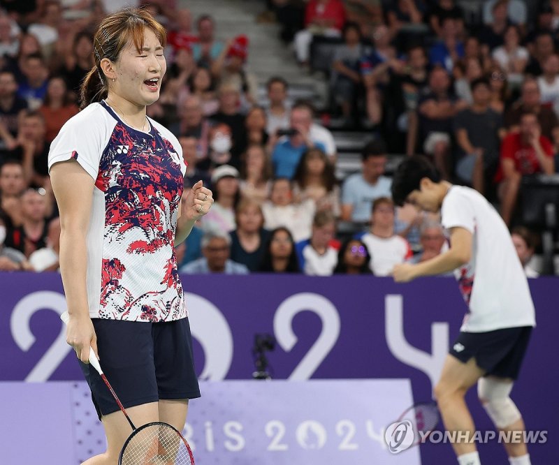 환호하는 김원호-정나은 환호하는 김원호-정나은 (파리=연합뉴스) 김도훈 기자 = 31일(현지시간) 프랑스 파리 포르트드라샤펠 경기장에서 열린 2024 파리올림픽 민턴 혼합복식 8강전에서 김원호-정나은이 말레이시아 천탕지에-토이웨이 조에게 득점한 뒤 환호하고 있다. 이날 경기에서 승리를 거둔 김원호-정나은은 서승재-채유정 조와 준결승에서 맞대결을 펼친다. 2024.8.1 superdoo82@yna.co.kr (끝)