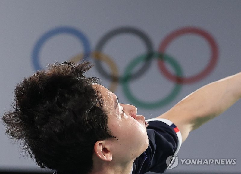 서승재 올림픽 정상을 향한 스매싱 서승재 올림픽 정상을 향한 스매싱 (파리=연합뉴스) 김도훈 기자 = 31일(현지시간) 프랑스 파리 포르트드라샤펠 경기장에서 열린 2024 파리올림픽 배드민턴 혼합복식 8강전에서 채유정과 짝을 이룬 서승재가 홍콩의 탕춘만-체잉슈 조를 상대로 공격을 시도하고 있다. 이날 경기에서 승리를 거둔 서승재-채유정은 김원호-정나은 조와 준결승에서 맞대결을 펼친다. 2024.8.1 superdoo82@yna.co.kr (끝)