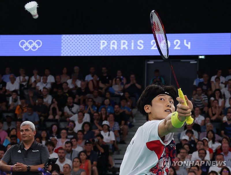김원호 '뒤로도 가볍게' 김원호 '뒤로도 가볍게' (파리=연합뉴스) 김도훈 기자 = 31일(현지시간) 프랑스 파리 포르트드라샤펠 경기장에서 열린 2024 파리올림픽 민턴 혼합복식 8강전에서 정나은과 짝을 이룬 김원호가 말레이시아 천탕지에-토이웨이 조의 공격을 받아내고 있다. 이날 경기에서 승리를 거둔 김원호-정나은은 서승재-채유정 조와 준결승에서 맞대결을 펼친다. 2024.8.1 superdoo82@yna.co.kr (끝)