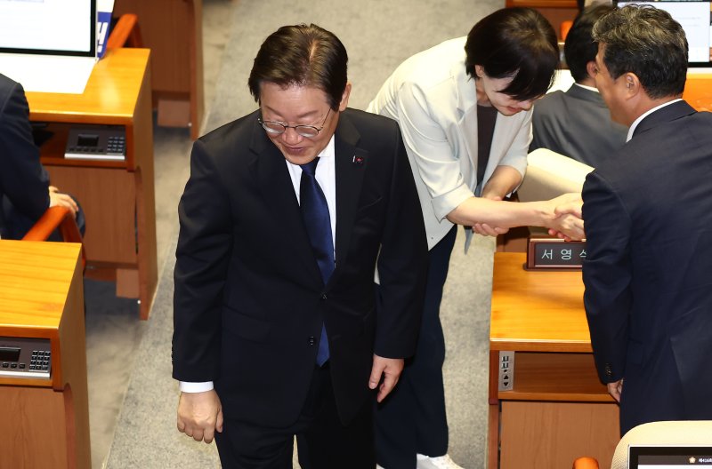 이재명 더불어민주당 전 대표가 30일 오전 서울 여의도 국회 본회의장에서 한국교육방송공사법 일부개정법률안(대안)에 대한 무제한토론 종결 동의의 건에 대한 표결을 마치고 자리로 향하고 있다. 2024.7.30/뉴스1 ⓒ News1 김민지 기자