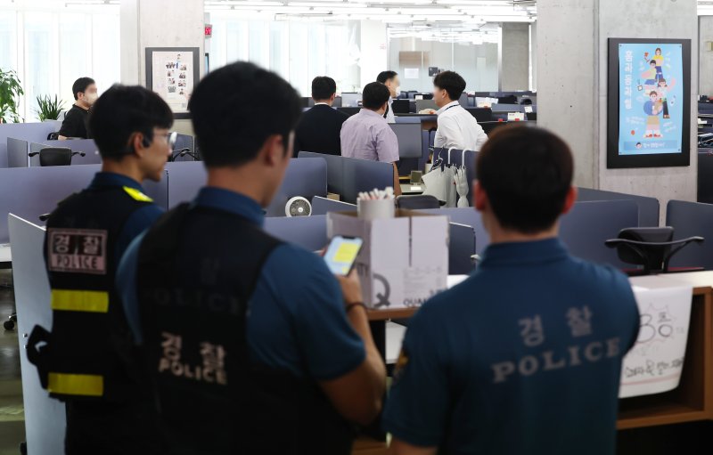 검찰 수사관들이 1일 티몬·위메프 판매대금 정산 지연 사태 관련, 서울 강남구 위메프 본사를 압수수색하고 있다. 연합뉴스